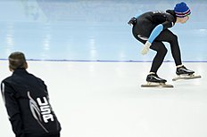 Конькобежный спорт One of the coaches of the U.S. Speedskating team watches athlete фото (photo)