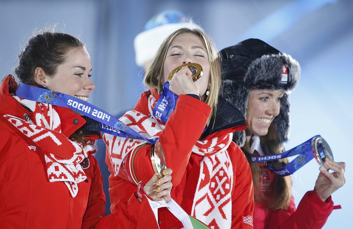 Medallists celebrate during the victory ceremony for the women фото (photo)