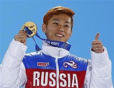 Конькобежный спорт Victor An during victory ceremony for men's 1,000 metres фото (photo)