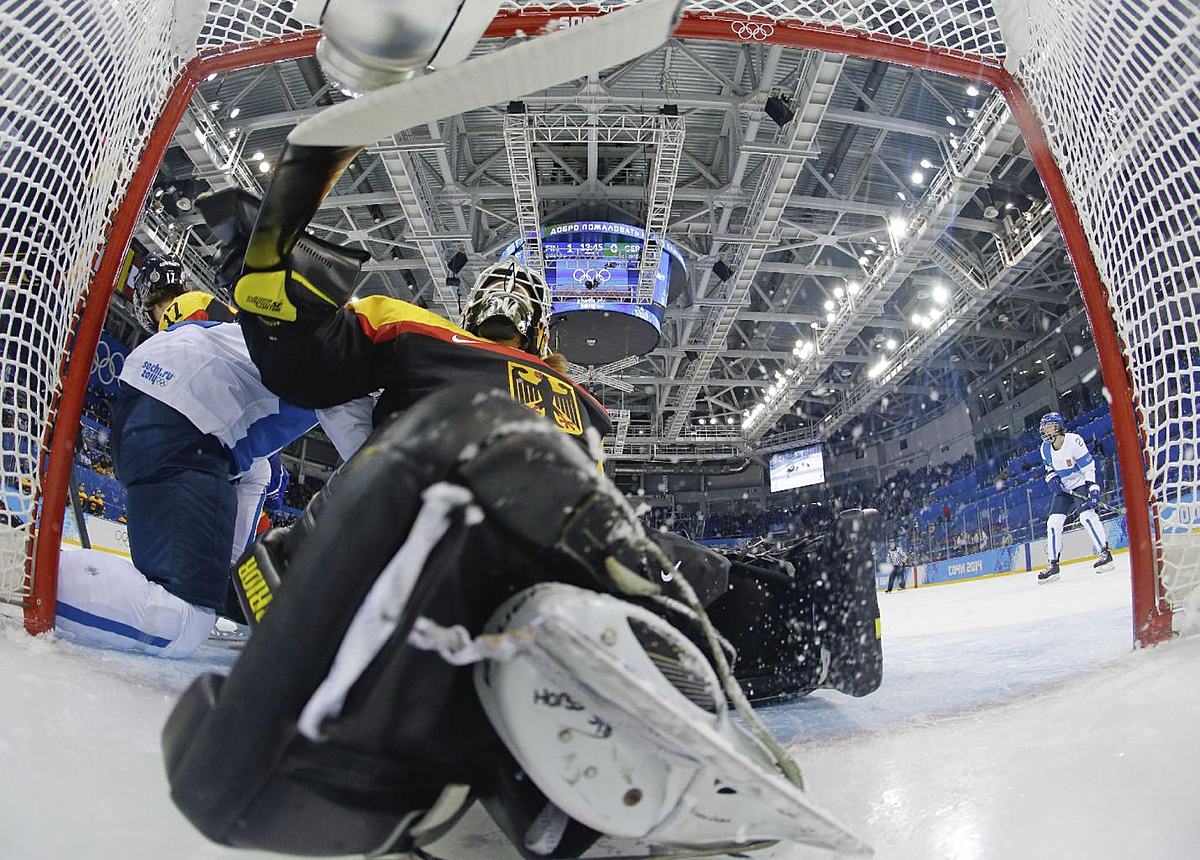 Goalkeeper Jennifer Harss of Germany slides into the net skate фото (photo)