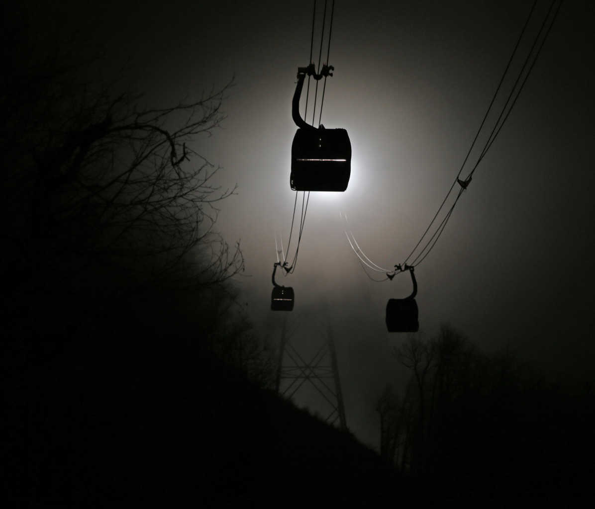 Gondolas are shrouded in fog as they travel between biathlon фото (photo)