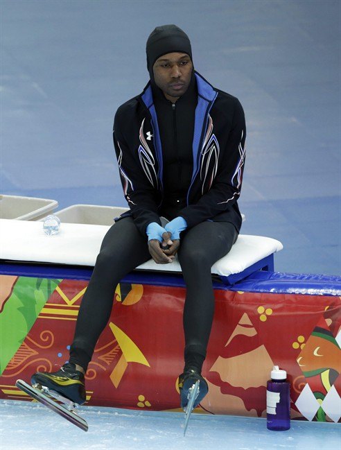 Shani Davis of the U.S. looks dejected after competing in the фото (photo)