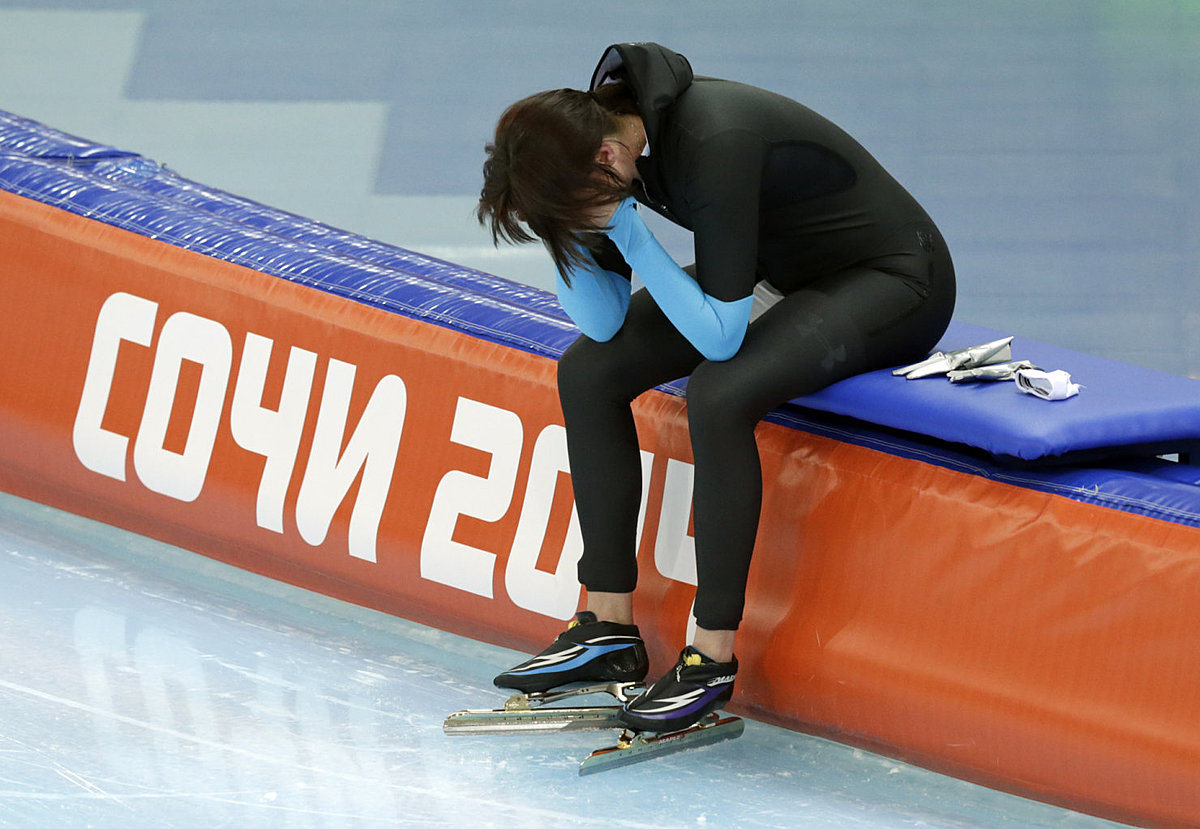 Heather Richardson of the U.S. cups her face and looks down after фото (photo)