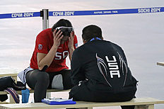 Конькобежный спорт Brittany Bowe of the U.S. holds her head and sits with coach фото (photo)