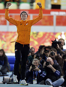 Конькобежный спорт Photographers huddle together to shoot gold medallist Jorien фото (photo)