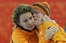Конькобежный спорт An emotional Jorien ter Mors of the Netherlands, right, is hugged фото (photo)