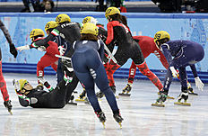 Конькобежный спорт Arianna Fontana of Italy, left, crashes out in the women& фото (photo)