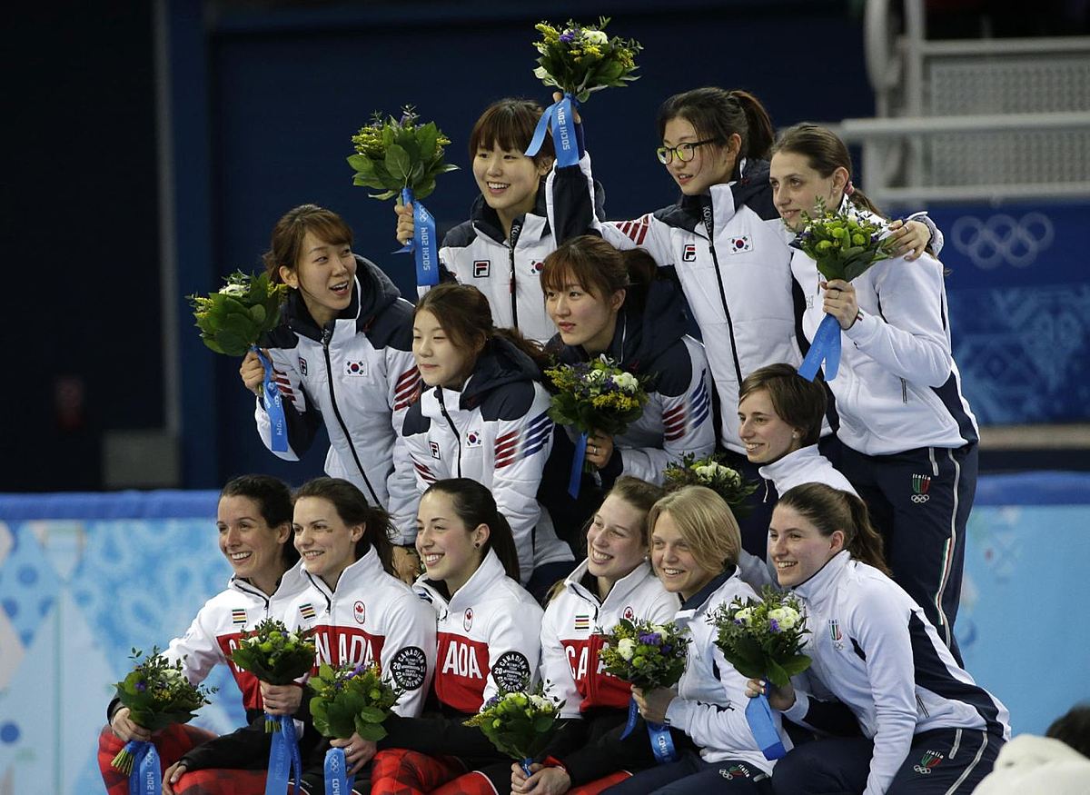 The South Korean team, top left, the Canadian team, front left фото (photo)