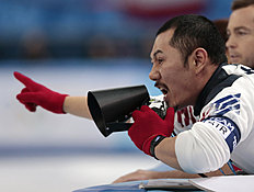 Конькобежный спорт A South Korean team member shouts instructions in the women& фото (photo)