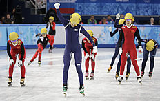 Конькобежный спорт Shim Suk-Hee of South Korea, centre, celebrates her team& фото (photo)