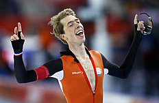Конькобежный спорт Gold medallist Jorrit Bergsma of the Netherlands celebrates after фото (photo)