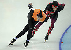 Конькобежный спорт Bob de Jong of the Netherlands laps Alexej Baumgaertner of Germany фото (photo)