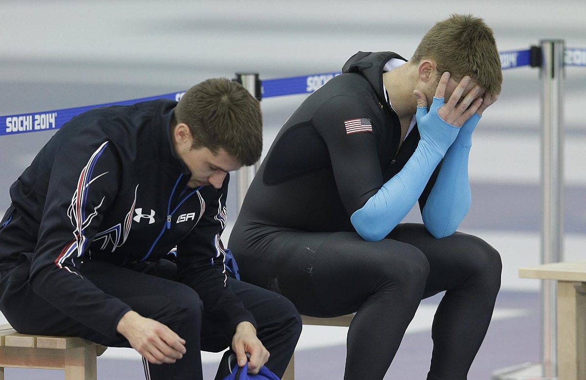 U.S. speed skater Joey Mantia, right, holds his head after the фото (photo)