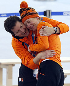 Конькобежный спорт A coach hugs an emotional Carien Kleibeuker of the Netherlands фото (photo)