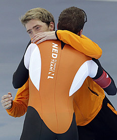 Конькобежный спорт Gold medallist Jorrit Bergsma, facing camera, is hugged by teammate фото (photo)