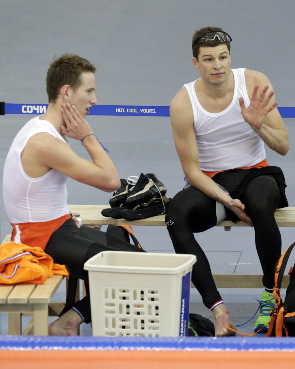 Sven Kramer of the Netherlands, right, waves as teammate Jan фото (photo)