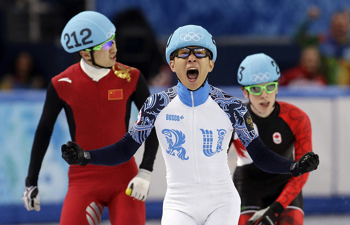 Victor An, center, of Russia, reacts as he crosses the finish фото (photo)