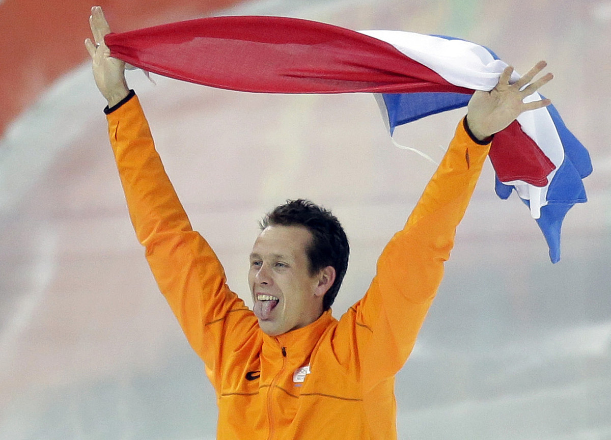 Stefan Groothuis of the Netherlands holds his national flag and фото (photo)