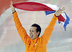 Конькобежный спорт Stefan Groothuis of the Netherlands holds his national flag and фото (photo)