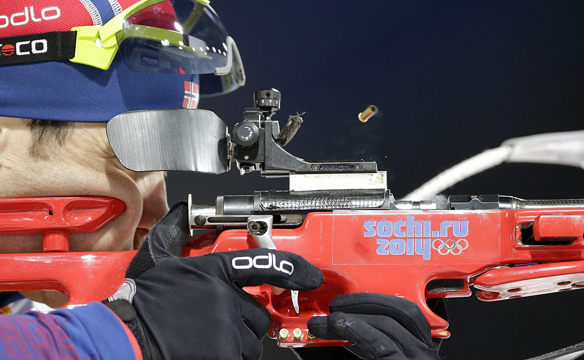Norway's Ole Einar Bjoerndalen shoots during the men& фото (photo)