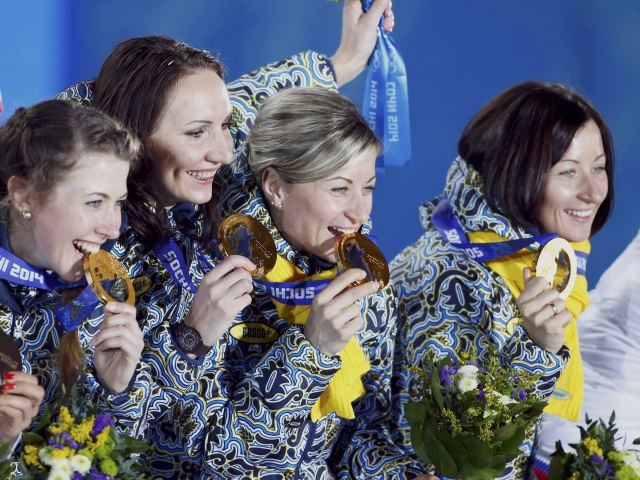 Gold medallists Ukraine's Dzhyma, Vita and Valj Semerenko фото (photo)