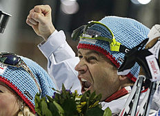 Биатлон Norway's Ole Einar Bjoerndalen celebrates winning the gold фото (photo)
