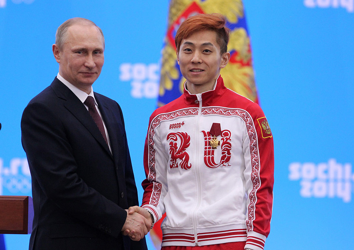 Russian President Vladimir Putin shakes hands with Olympic gold фото (photo)