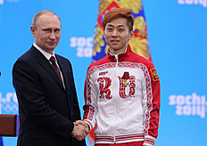 Конькобежный спорт Russian President Vladimir Putin shakes hands with Olympic gold фото (photo)