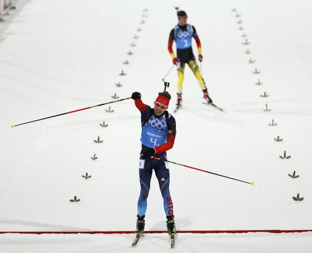Russia's Shipulin celebrates after crossing the finish line фото (photo)