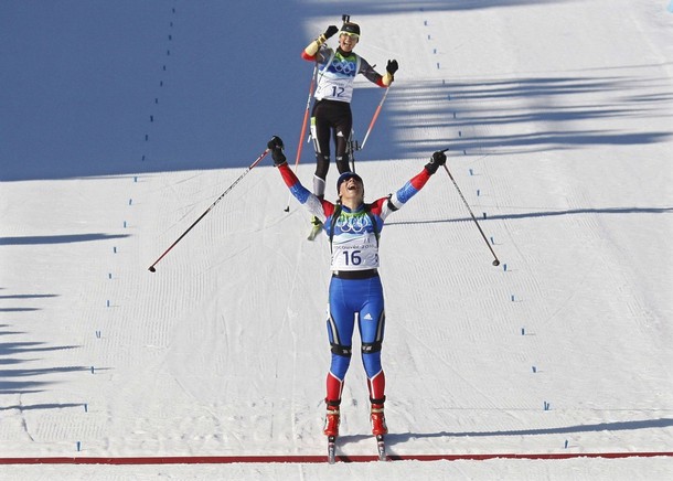 биатлонистка радуется на финише