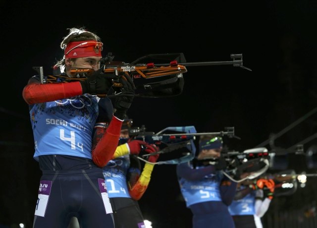 Russia's Shipulin shoots during men's biathlon 4 x 7 фото (photo)