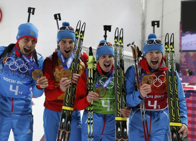 Russia's relay team celebrate during flower ceremony for фото (photo)