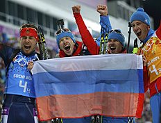 Биатлон Russia's team celebrate winning the men's biathlon 4 фото (photo)
