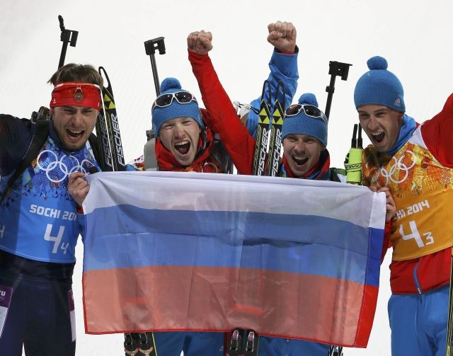 Russia's team celebrate winning the men's biathlon 4 фото (photo)