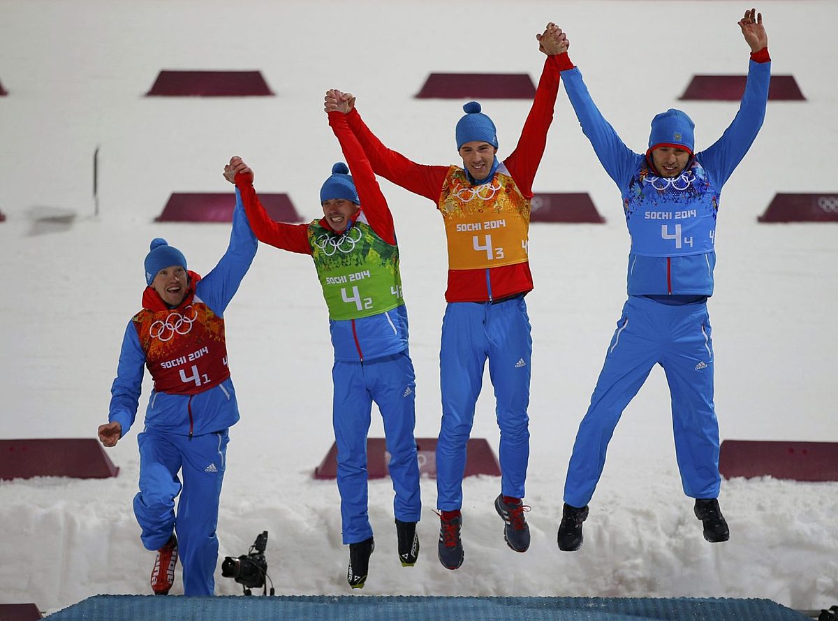Russia's relay team celebrate during flower ceremony for фото (photo)
