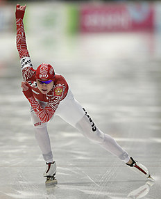 Конькобежный спорт Russia's Olga Fatkulina competes during the women's 500m фото (photo)