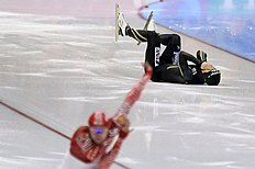 Конькобежный спорт Yuya Oikawa of Japan, right, crashes during the second heat of фото (photo)
