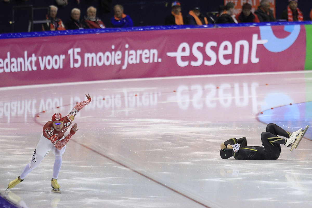 Yuya Oikawa of Japan, right, crashes during the second heat of фото (photo)