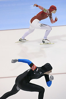 Конькобежный спорт Russia's Olga Fatkulina, top, and Heather Richardson of the фото (photo)