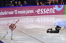 Конькобежный спорт Yuya Oikawa of Japan, right, crashes during the second heat of фото (photo)