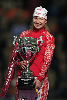 Конькобежный спорт World Cup winner Russia's Olga Fatkulina holds the trophy фото (photo)