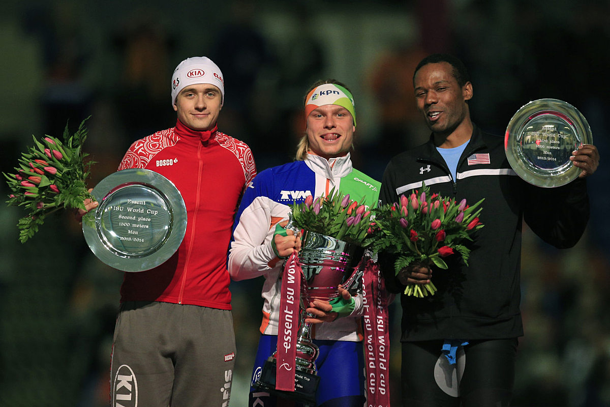 Koen Verweij of the Netherlands, center, hold the World Cup trophy фото (photo)