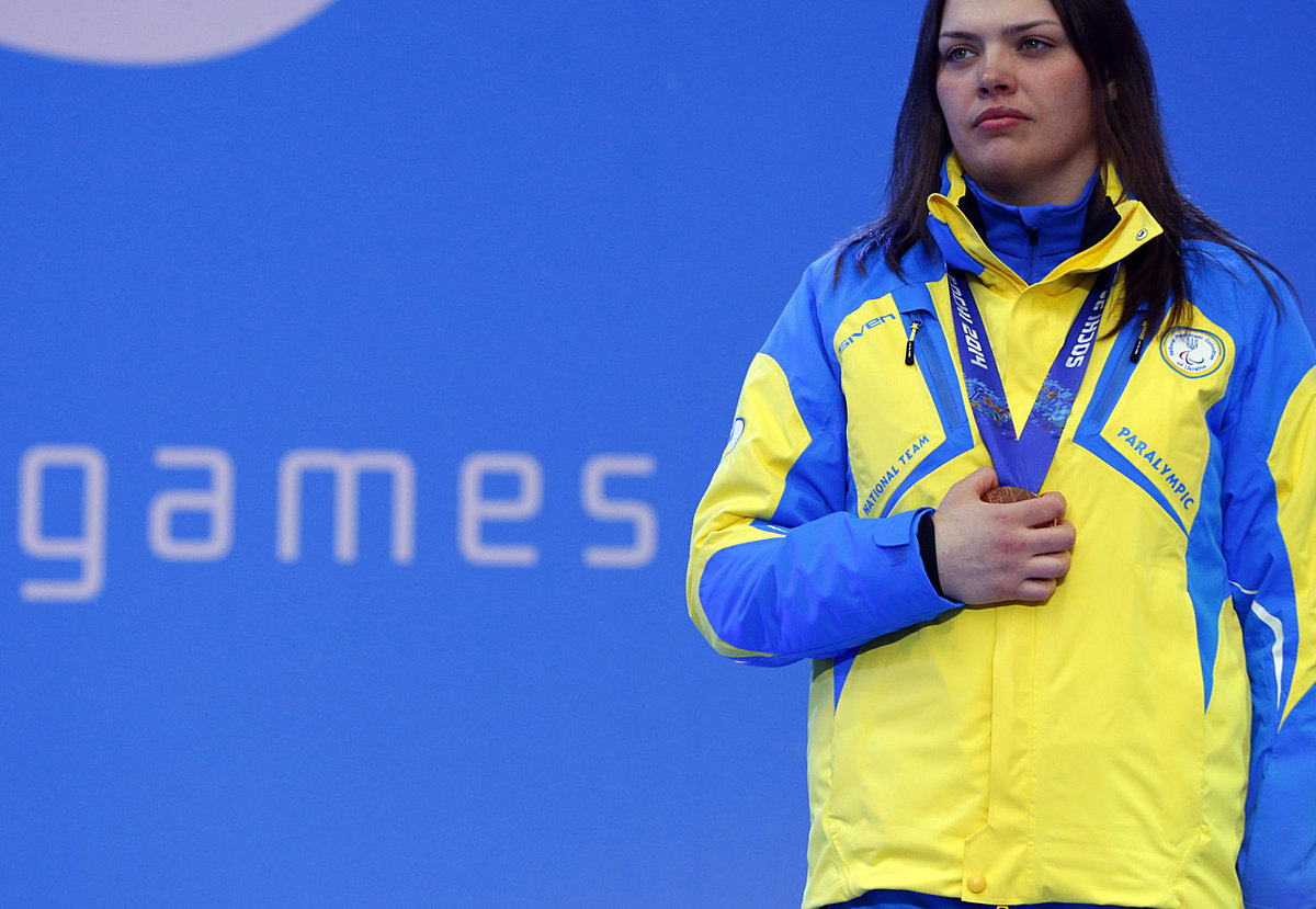 Ukraine's Olena Iurkovska covers her bronze medal with her фото (photo)