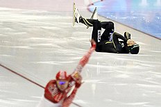 Конькобежный спорт 10ThingstoSeeSports — Yuya Oikawa of Japan, right, crashes during фото (photo)