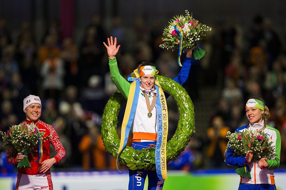 New European champion Ireen Wust of The Netherlands, center, фото (photo)