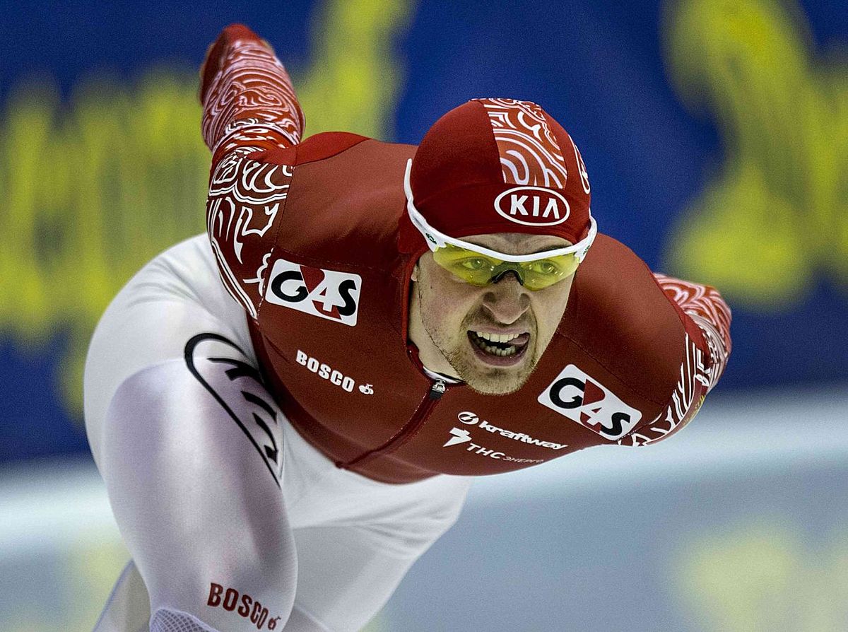 Denis Yuskov of Russia skates during the men's 1500 meters фото (photo)
