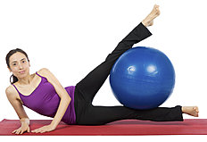 Фитнес Fitness woman exercising her legs with a pilates ball