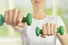 Фитнес Fitness woman holds dumbbells