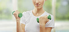 Фитнес Fitness woman with dumbbells
