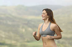 Фитнес Fitness woman running in the mountain